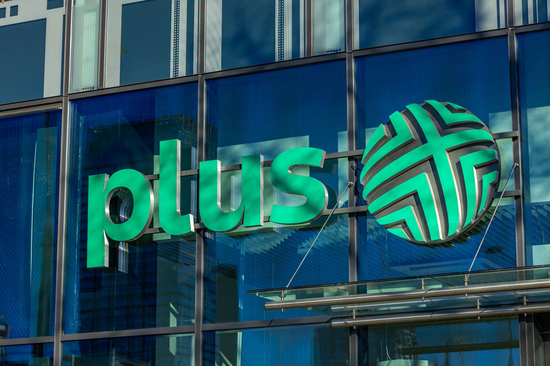 UOKiK stawia zarzuty operatorowi sieci Plus. Chodzi o opłaty w telefonii na kartę