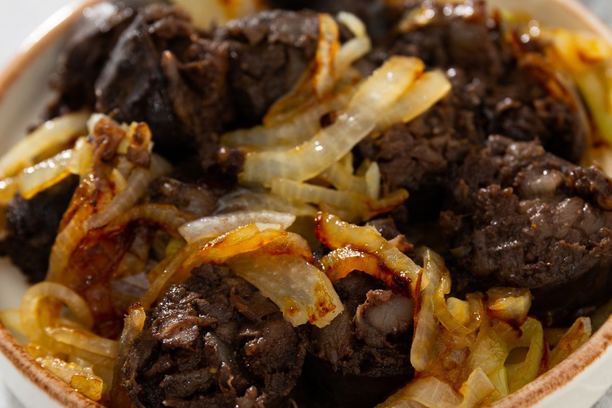 Wymieszaj z owocami i połóż na grillu. Skuszą się choćby ci, którzy nie lubią kaszanki