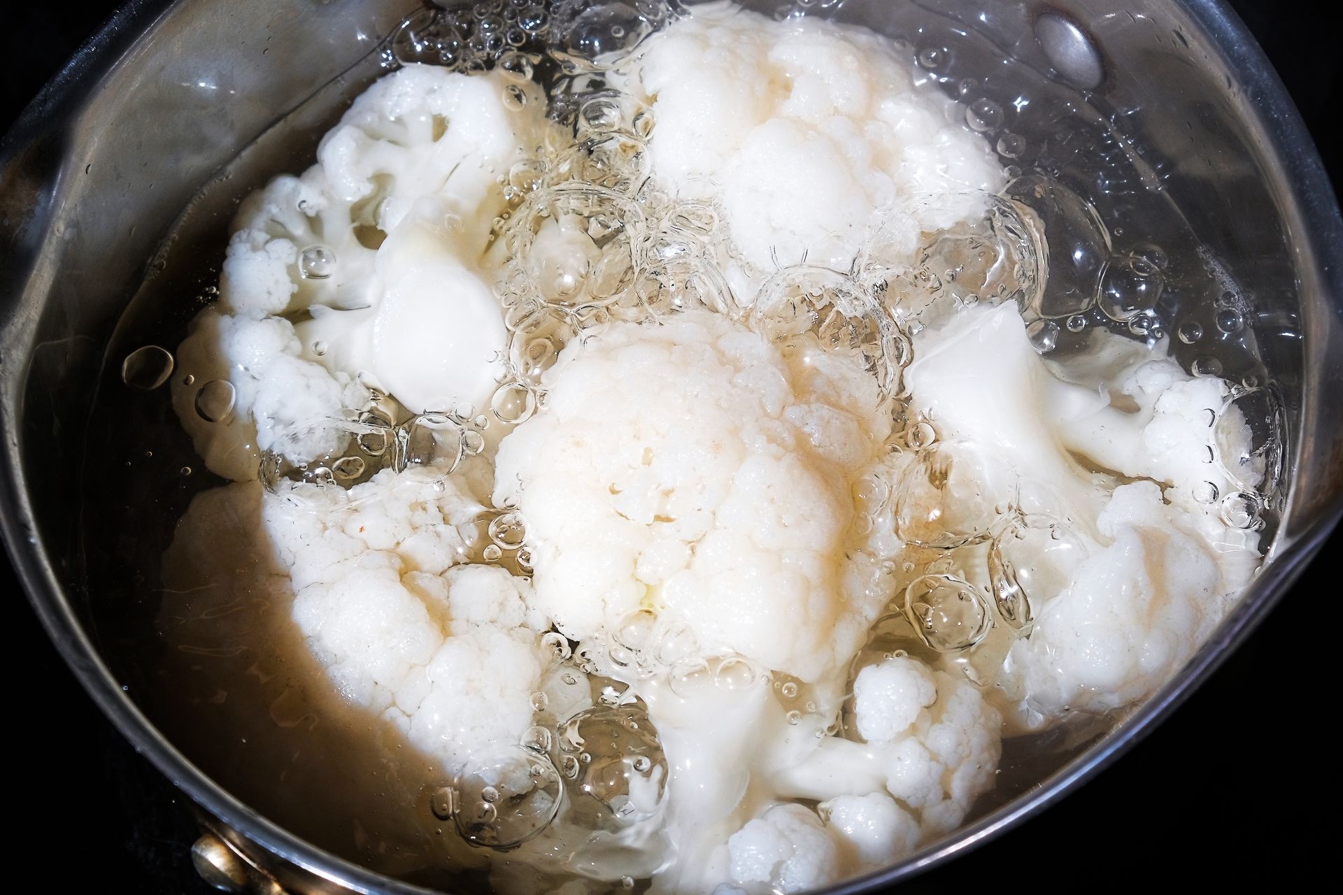 Dodaj odrobinę do wody, gdy gotujesz kalafiora. Pozostanie bielusieńki, a w domu nie będzie brzydko pachnieć