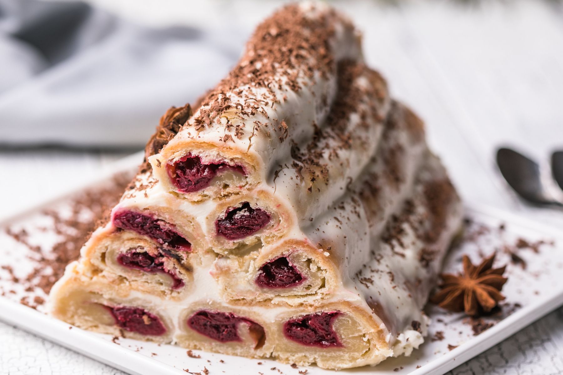 Zwijają naleśniki i układają jeden na drugim. Mołdawska piramida bije na głowę drogie torty