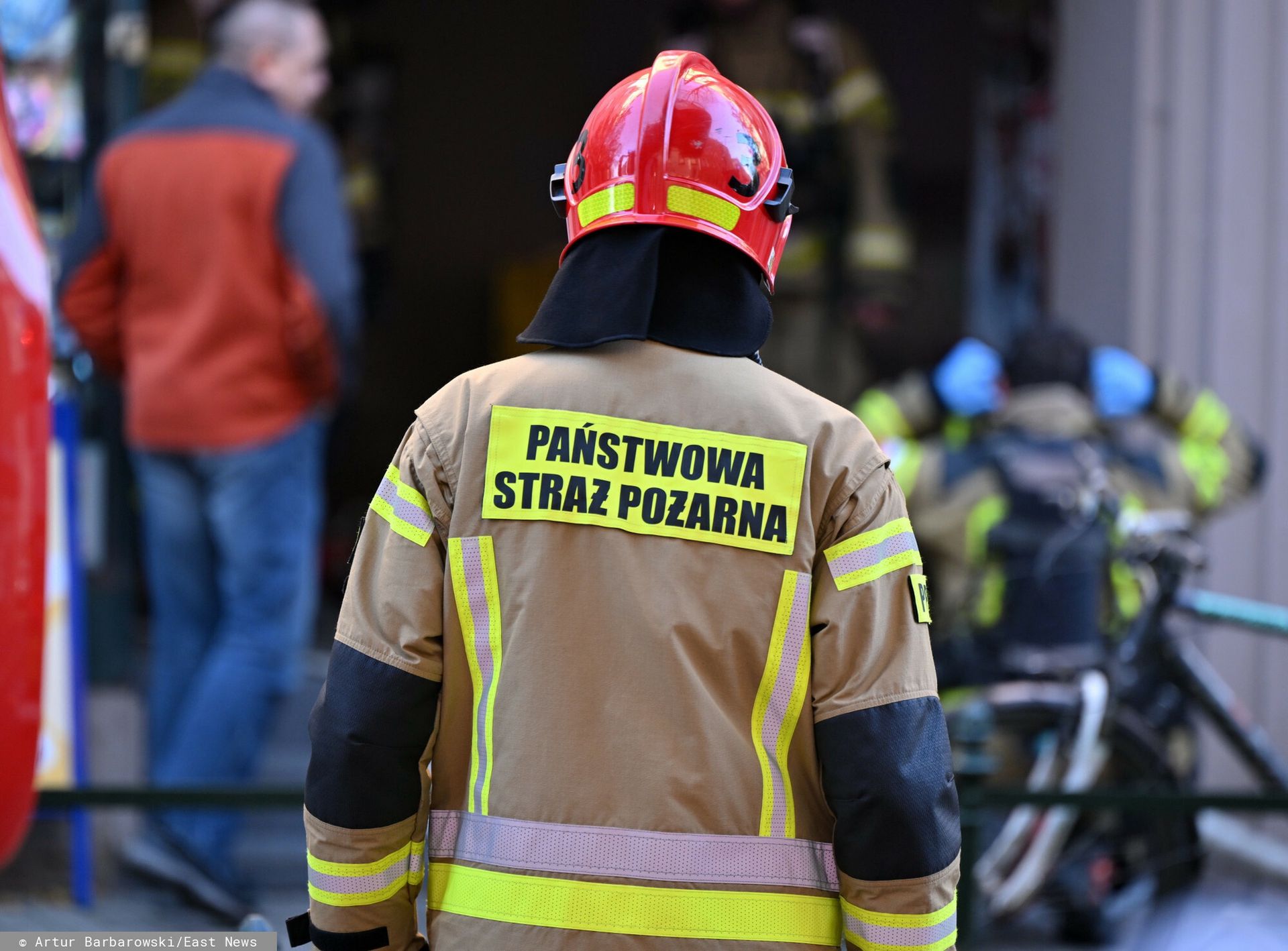 Hala ze stalowymi konstrukcjami w ogniu. Akcja strażaków w Kiełczewie