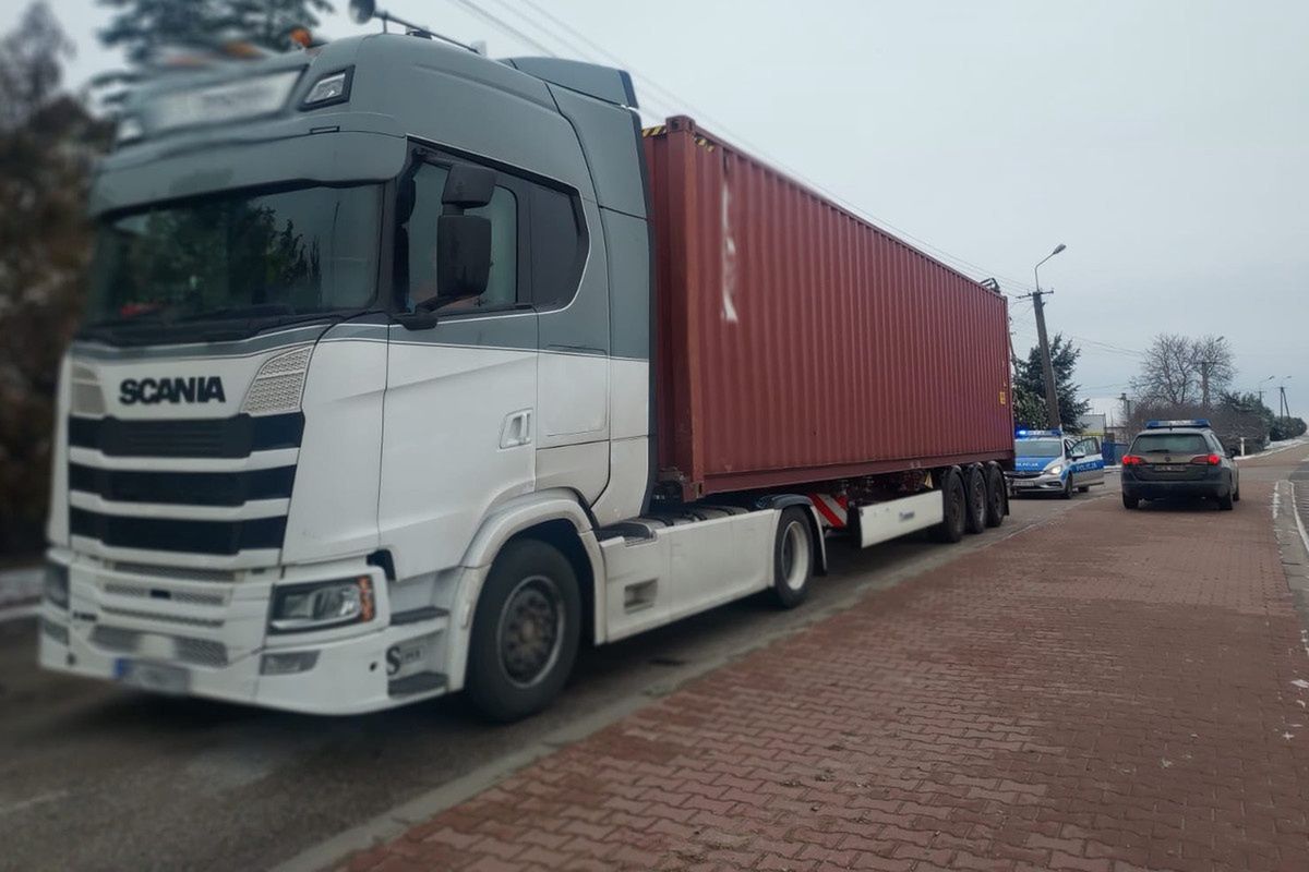Deklarował, iż wiezie ubrania. Kłamał. To odkryli śledczy w ciężarówce