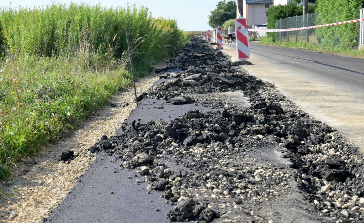 Traktorem zaorał świeży asfalt. Prace wciąż stoją