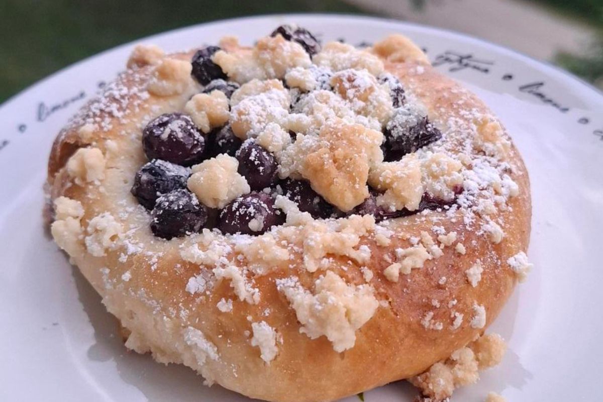 Pulchniutkie domowe bułeczki z borówkami i kruszonką. Lepsze od jagodzianek z cukierni