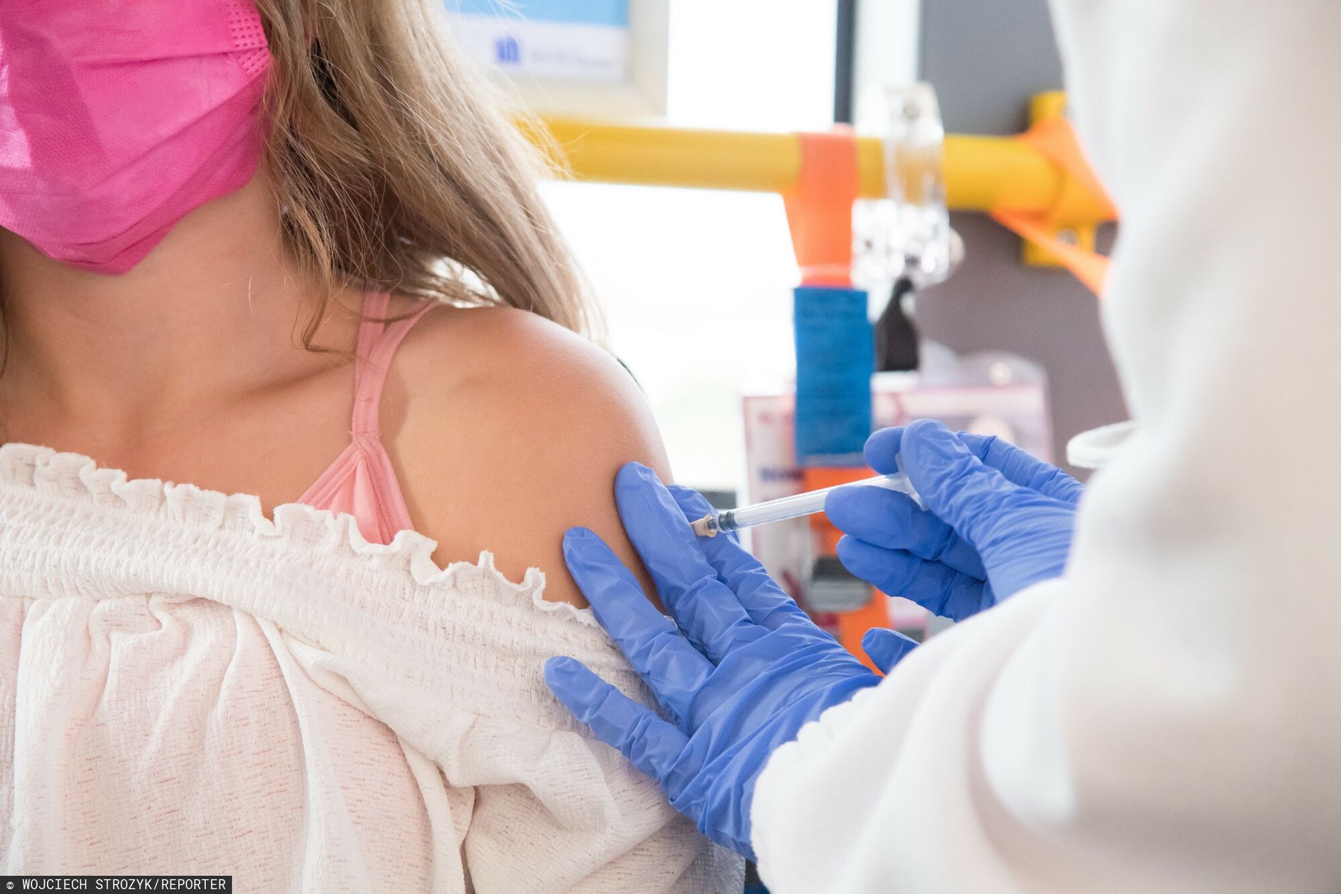 Szczepionka na COVID-19. Media: blokada ważnego raportu