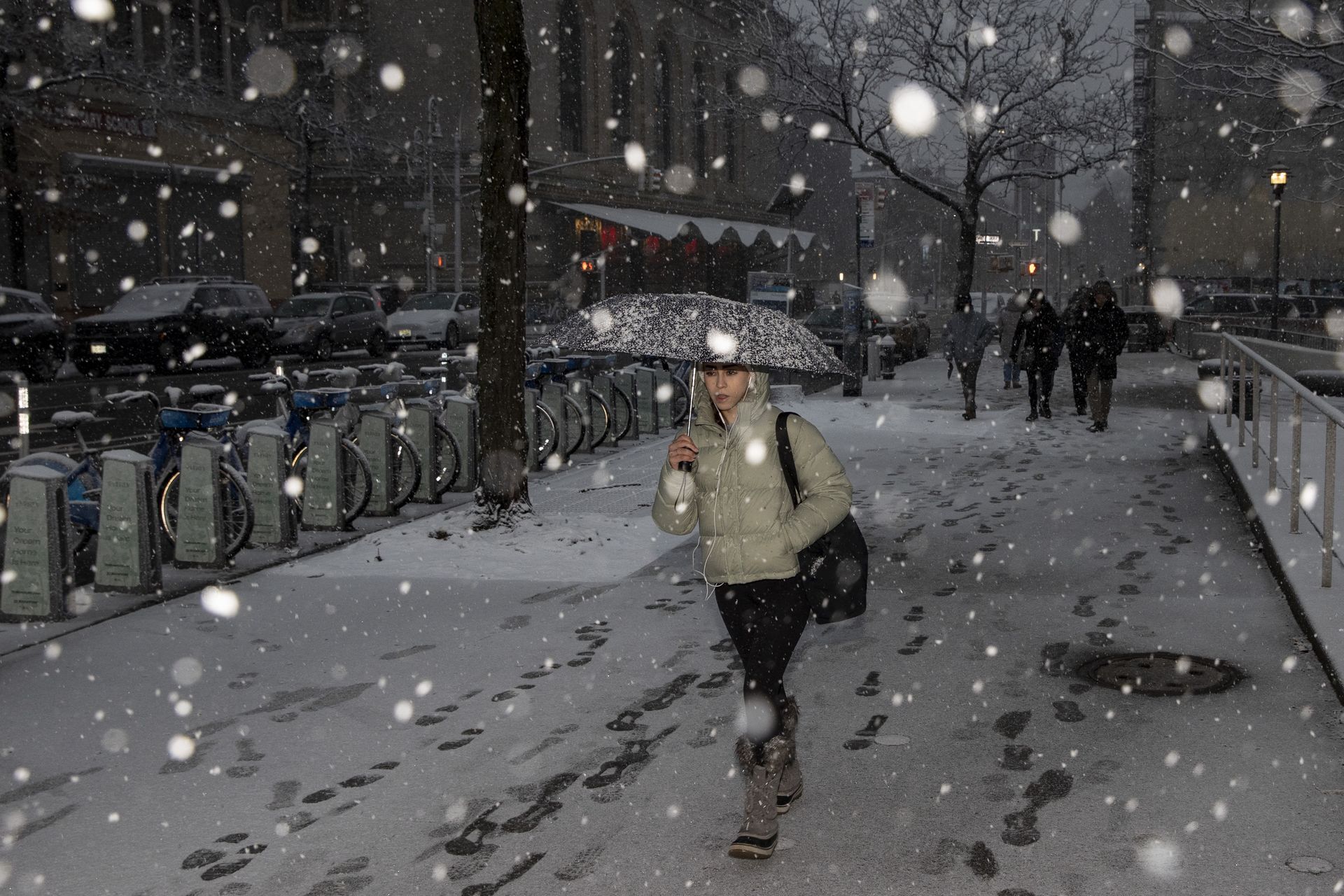 Stan wyjątkowy w Nowym Jorku. "Najsilniejsza śnieżyca od dekady"