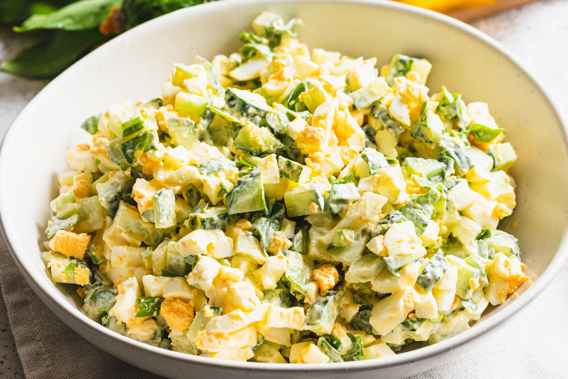 Posiekaj pora i dorzuć ten słodki składnik. Na widok tej surówki rodzina aż piszczy