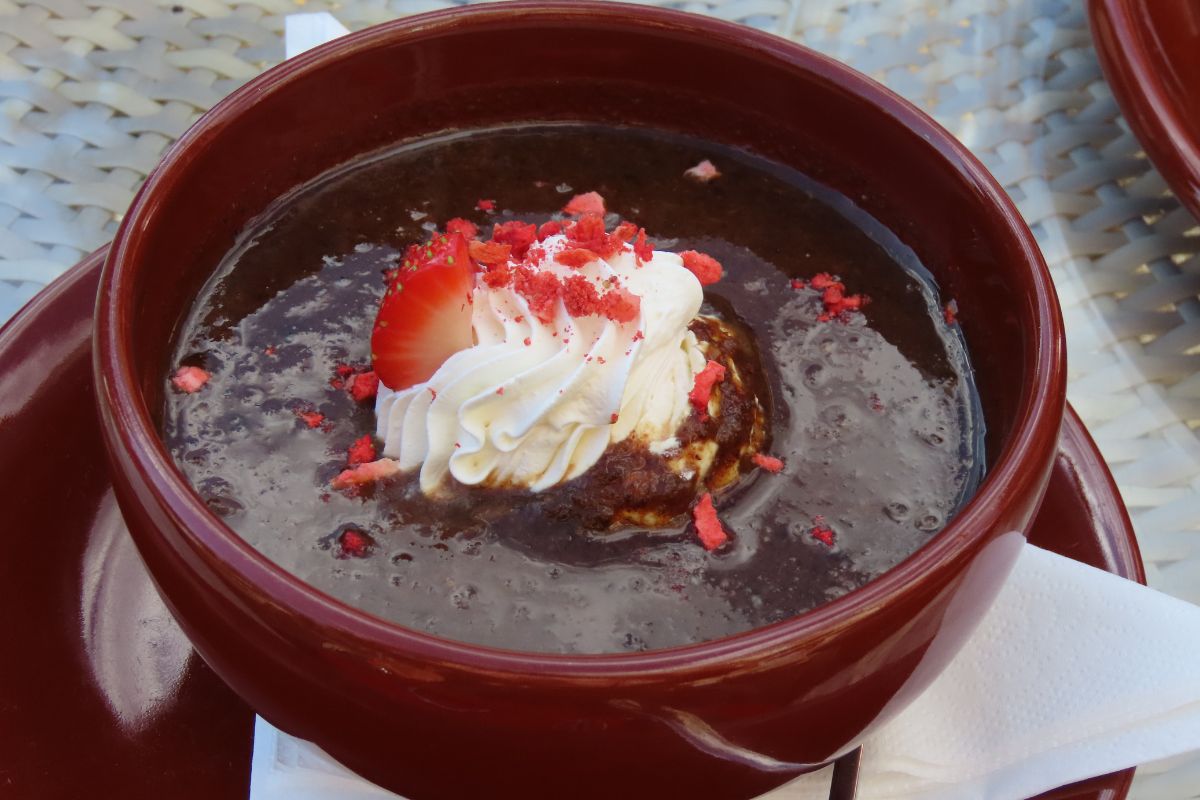 Łotysze robią zupę na nietypowym składniku. Można pomylić ją z eleganckim deserem