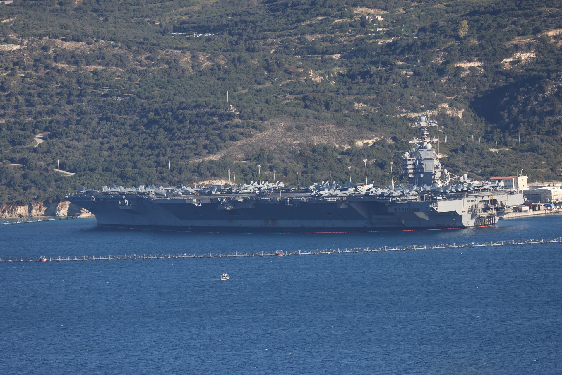 Gigant z USA płynie w jednym kierunku. Nie do Iranu