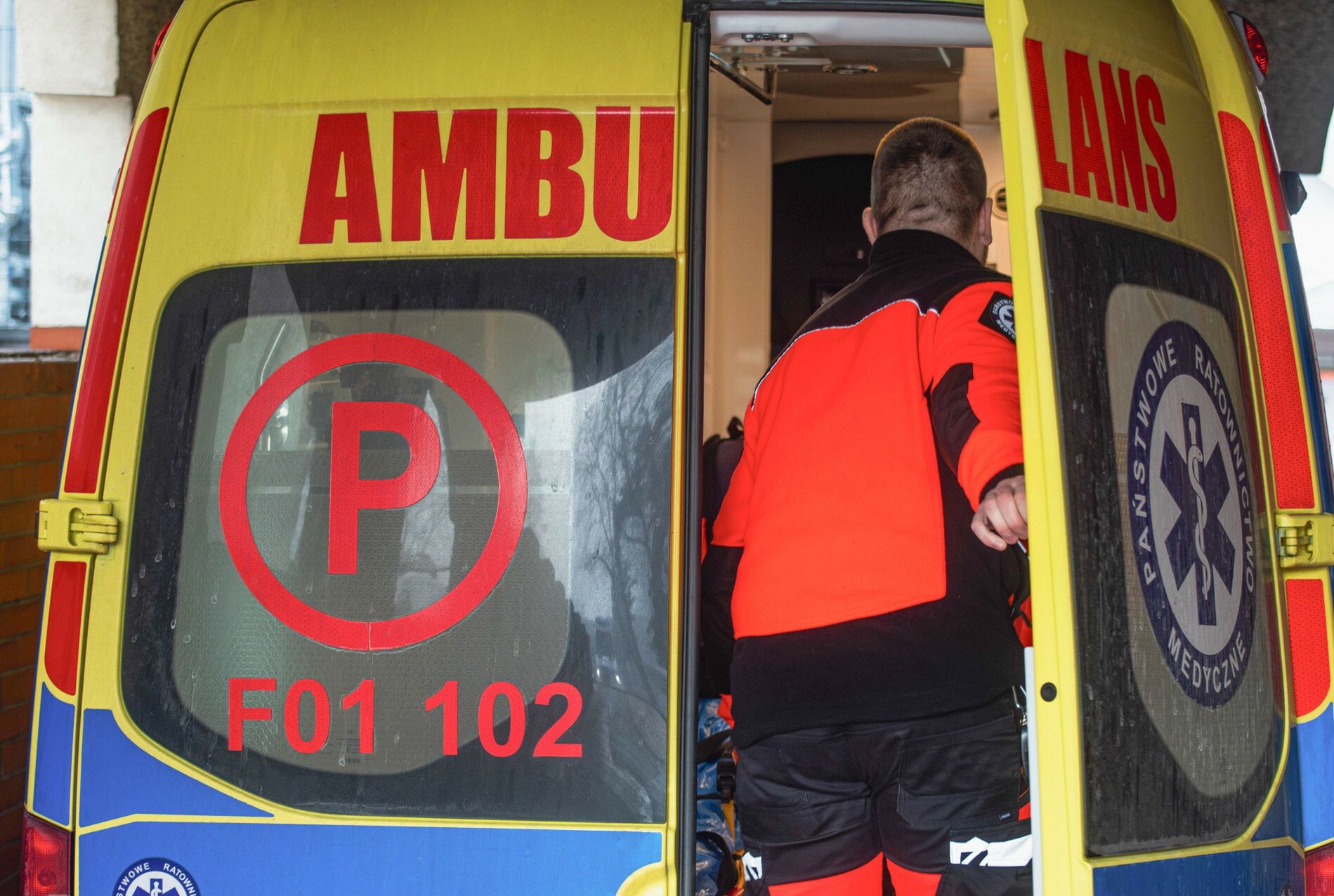 Tragedia w Ostródzie. 14-latka potrącona przy przystanku