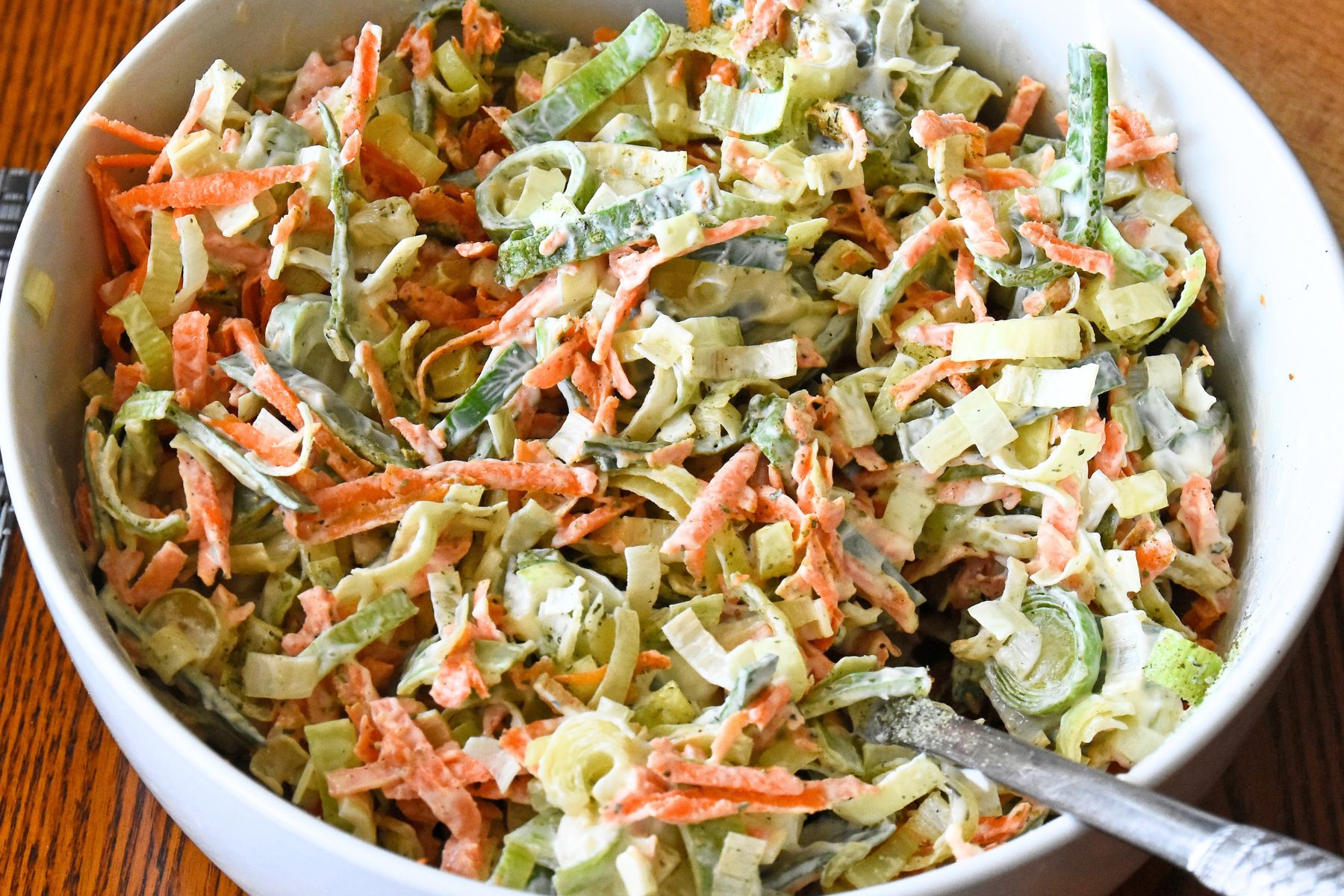 Do pieczonej ryby taka surówka pasuje idealnie. Potrzebne warzywo mam zawsze w lodówce