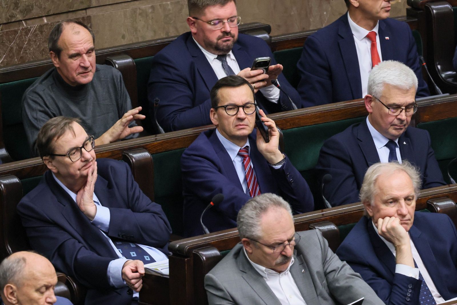 Złe wieści dla Morawieckiego. Nowy sondaż to dzwonek alarmowy