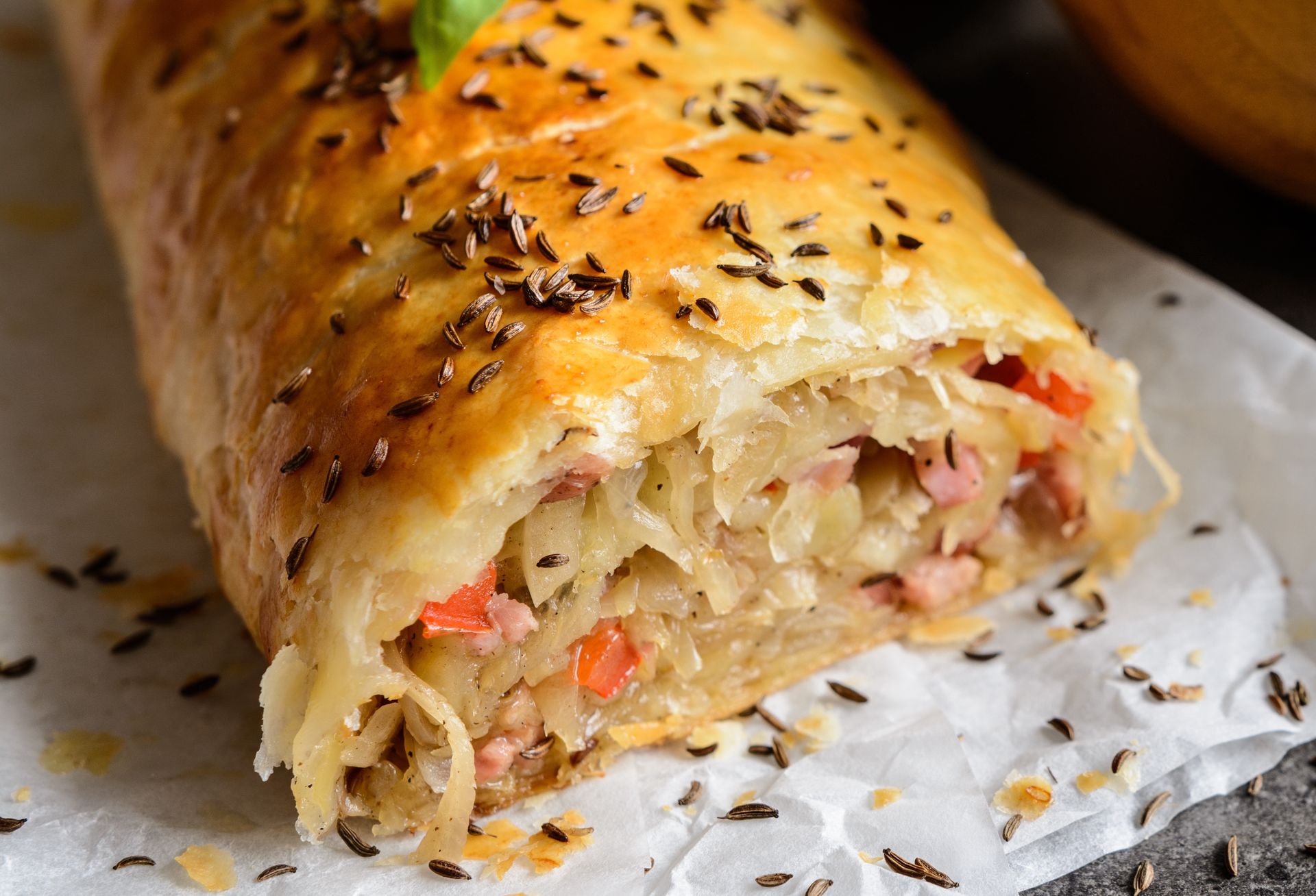 Zamiast jabłek do środka wkładam wytrawny farsz. Wychodzi pyszny strudel