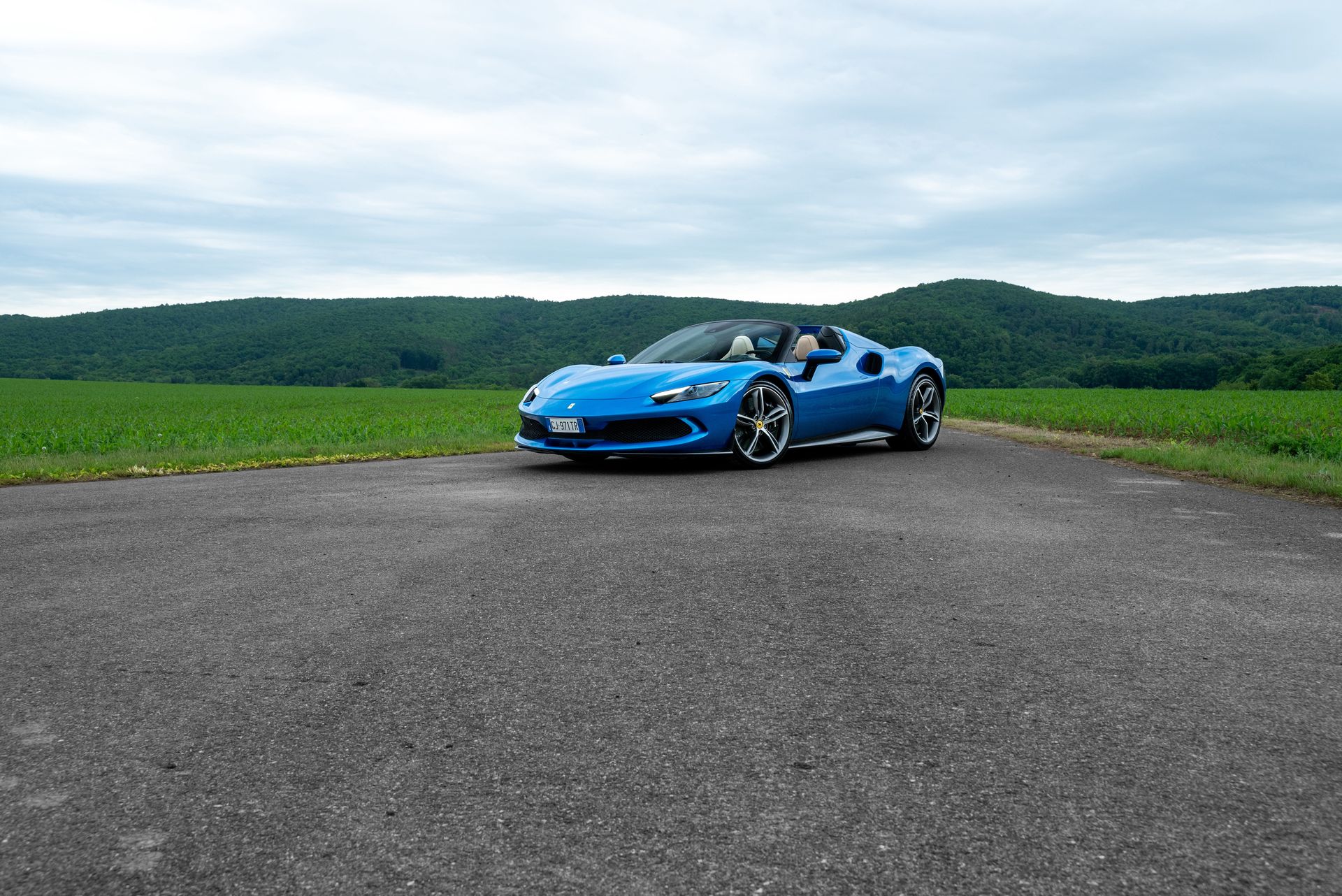 Test: Ferrari 296 GTS ma dwa oblicza. Jedno koi, drugie rzuca na kolana