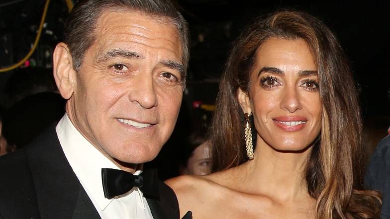 ODMIENIONY George Clooney pozuje z elegancką żoną za kulisami spektaklu