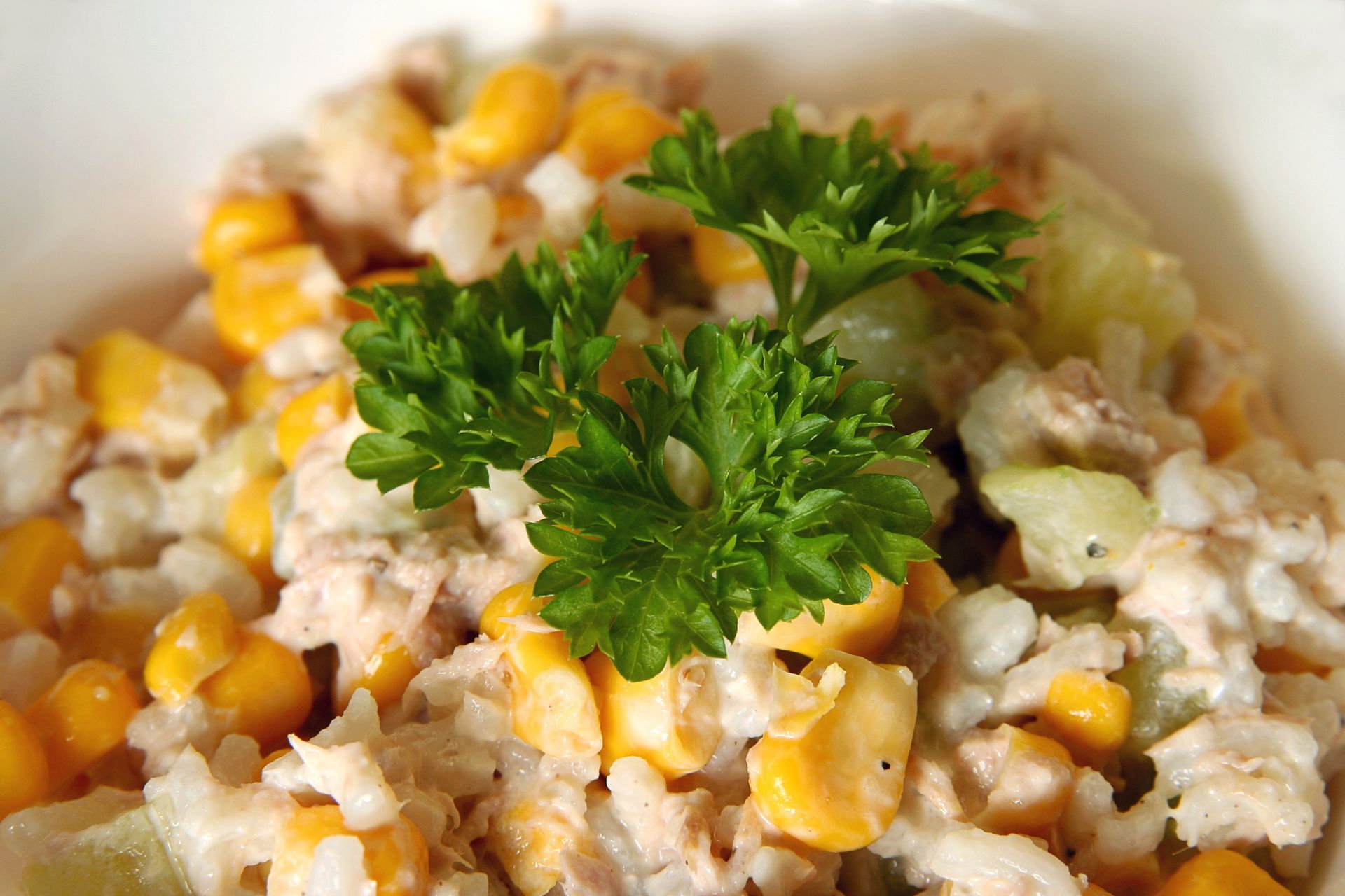 To najszybszy przepis na sałatkę z tuńczyka. Przygotujesz ją w 5 minut