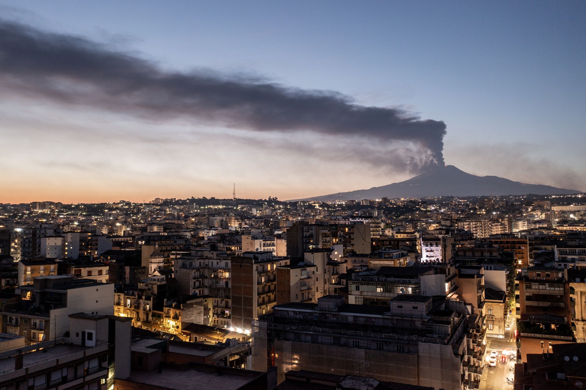 Etna wciąż blokuje ruch. Kolejny raz przedłużono zamknięcie lotniska w Katanii