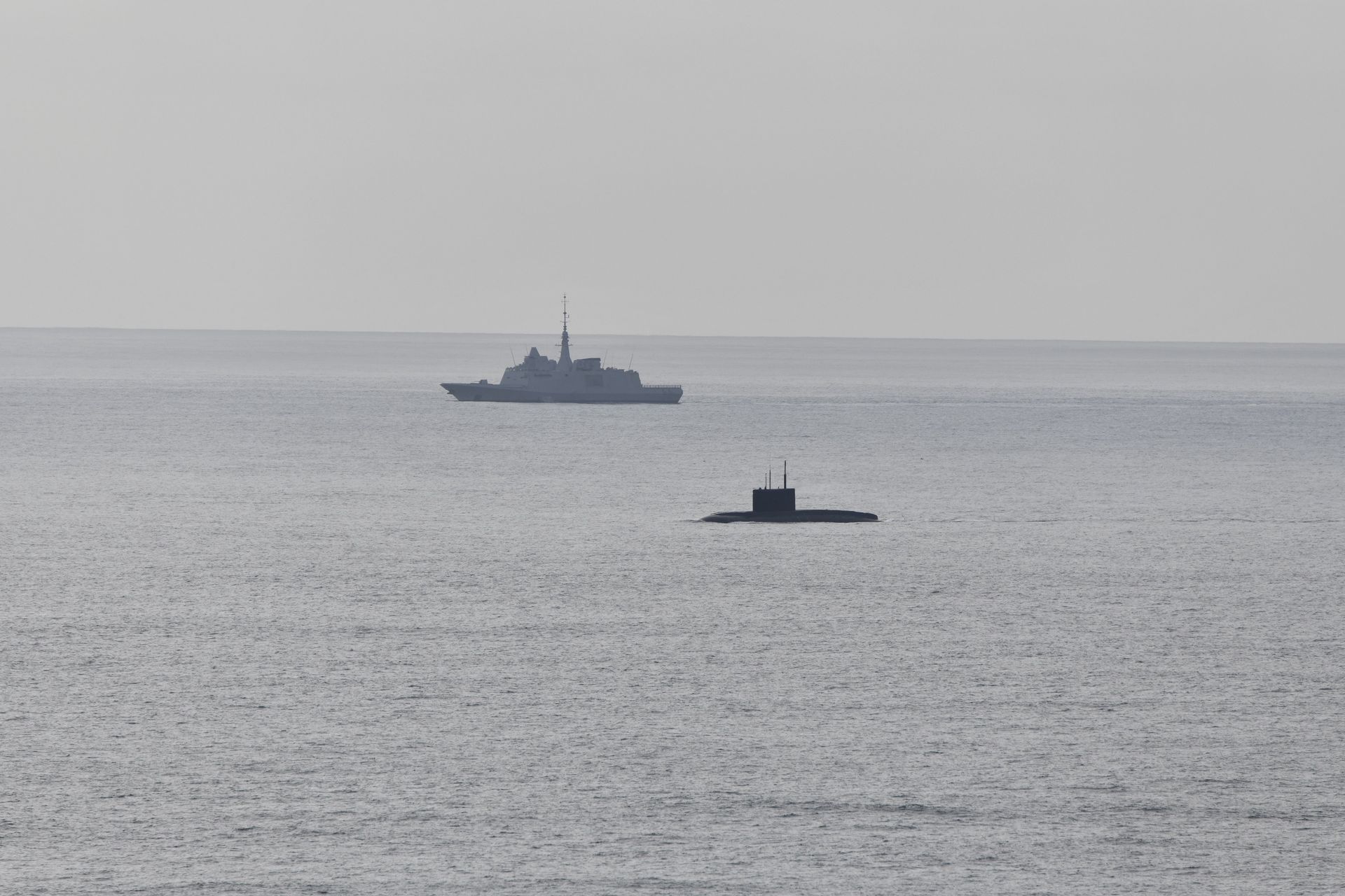 Rosyjski okręt podwodny u wybrzeży Francji. NATO prowadzi obserwację