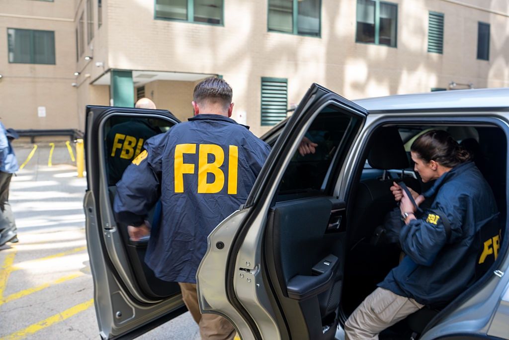 Hakerzy twierdzą, iż mają dane niemal wszystkich agentów FBI. Agencja bada incydent
