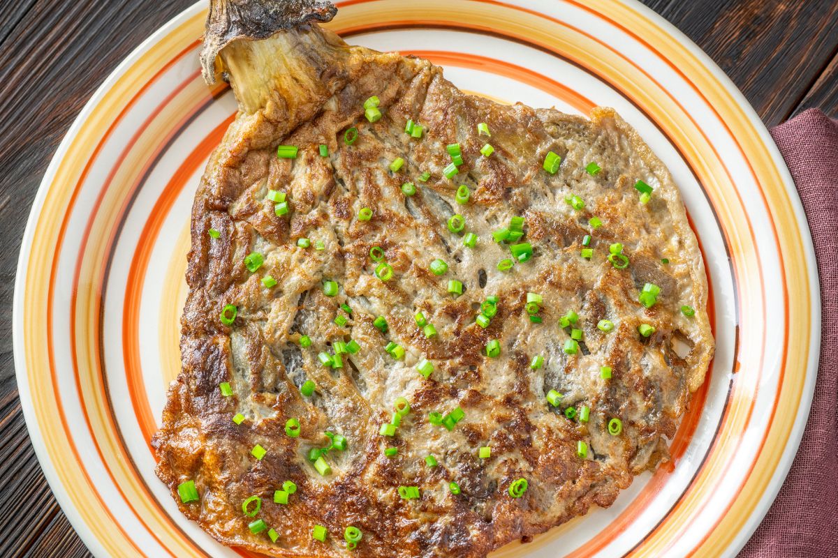 Rozpłaszczam przysmak z ogródka i smażę omlet. O niebo lepszy niż inne placki z patelni