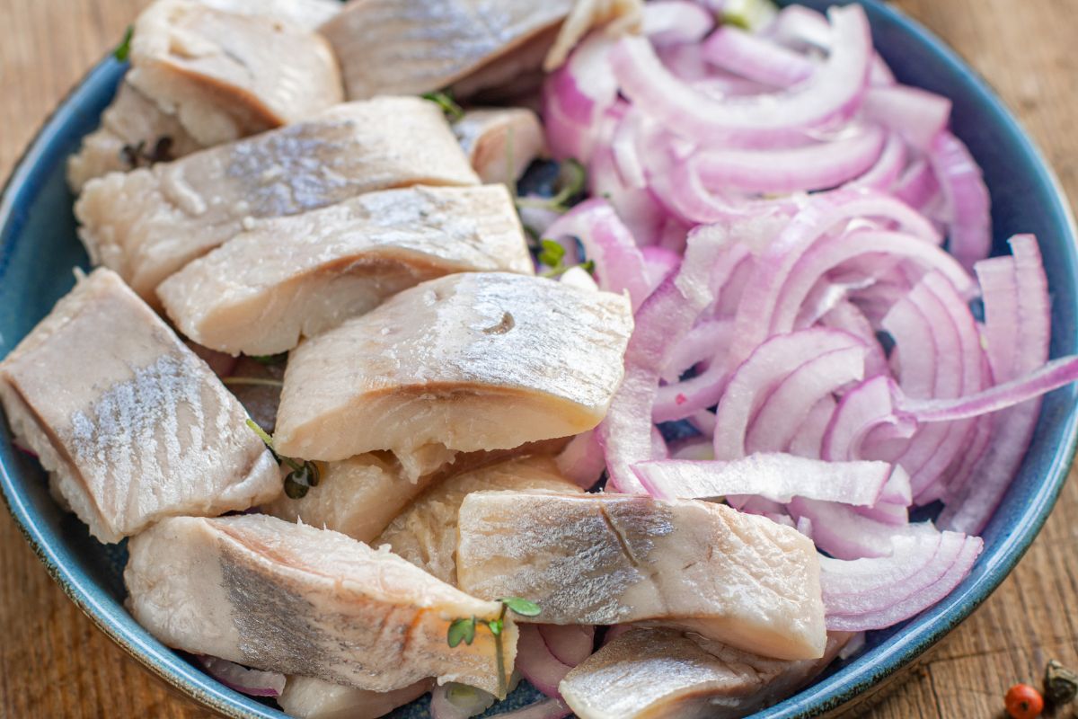 Większość ją wylewa, a ja moczę w niej śledzie. Jak nic innego sprawia, iż są jędrne i miękkie