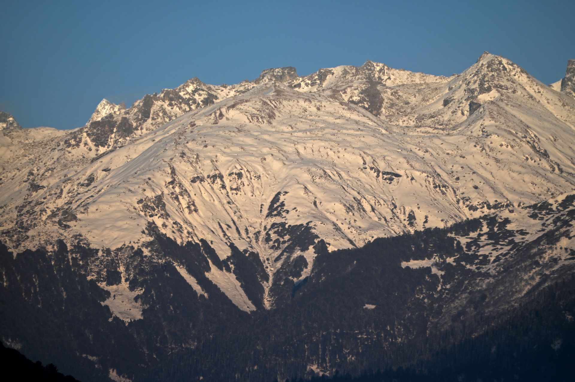 Nowe spojrzenie na Himalaje. Naukowcy odkryli co jest pod górami
