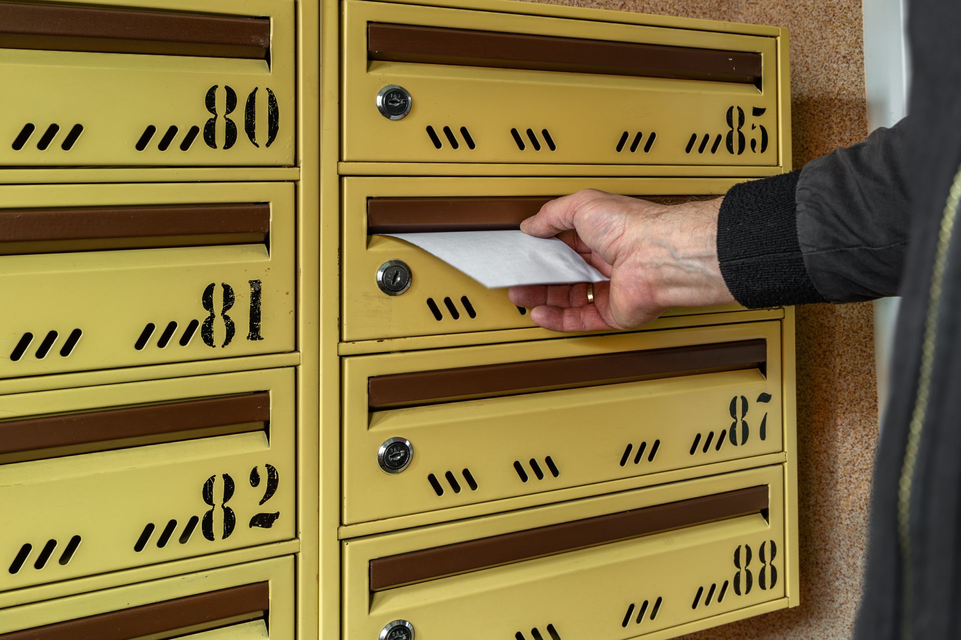 Rząd wyśle miliony listów. Trafią do każdego domu w Polsce