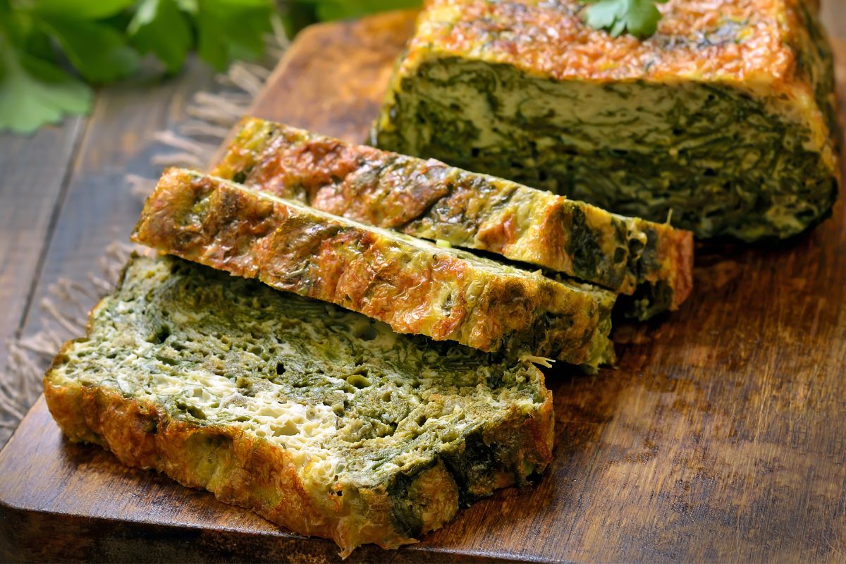 Zielone liście wrzucam do ciasta. W mig mam zielony chlebek