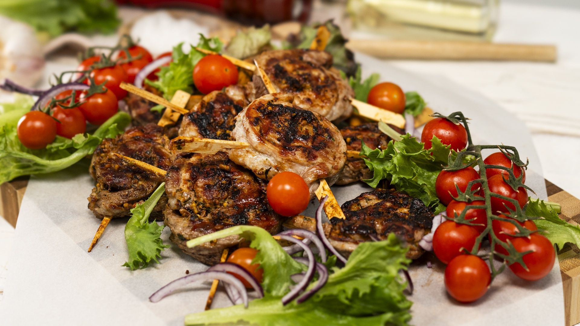 Przygotuj karkówkę na grilla w ten sposób, a nikt się nie oprze. Majówkowy hit