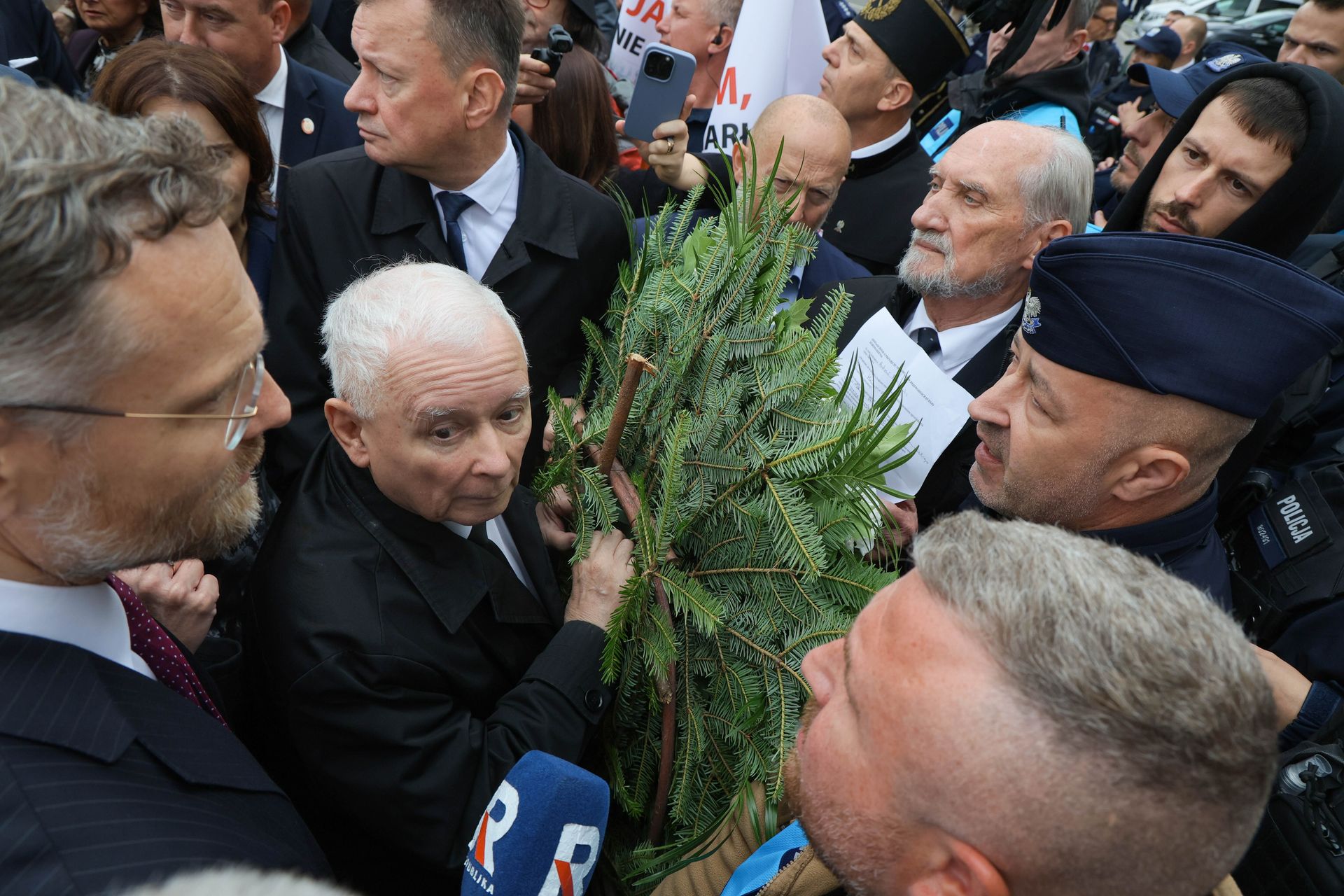 Incydent na miesięcznicy smoleńskiej. Szarpanina i atak statywem