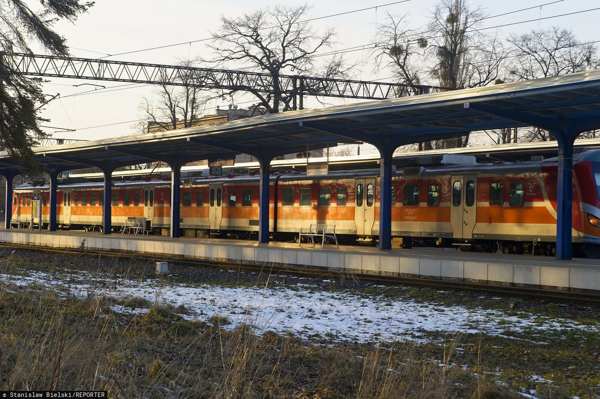 Dworzec pozornie dostępny. Narzekają na bariery. Kolej rozkłada ręce
