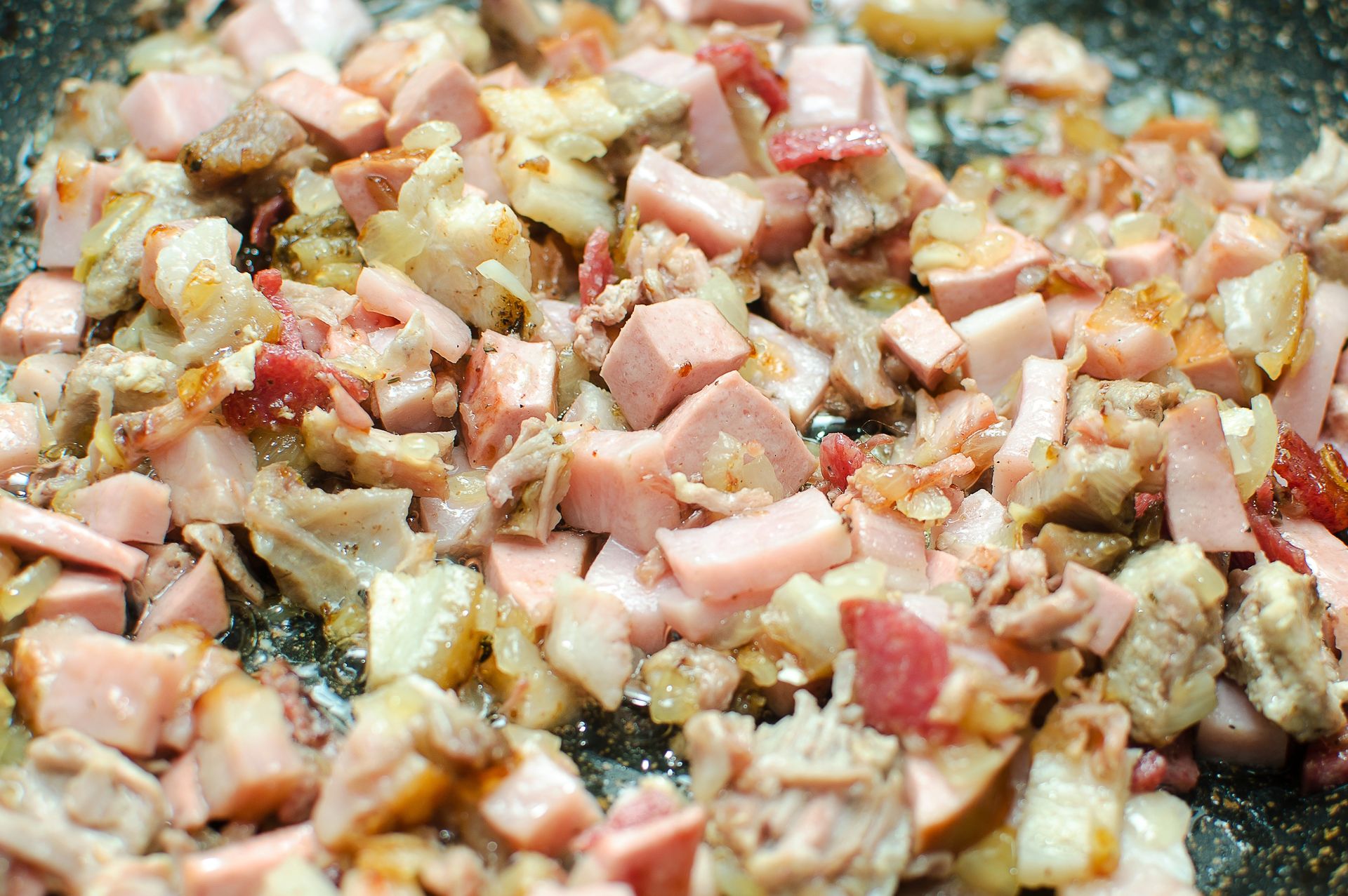 Co święcone, nie może się zmarnować. W Wielkopolsce robią smażonkę wielkanocną