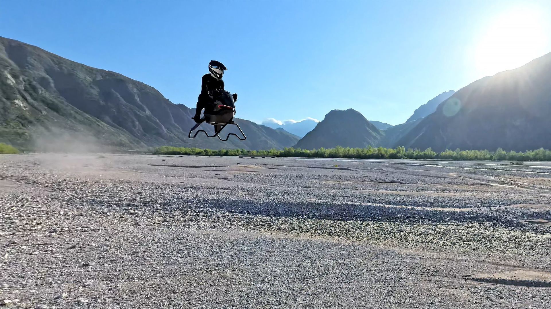 Amerykańskie media zachwycają się latającym ścigaczem. Stworzył go Polak