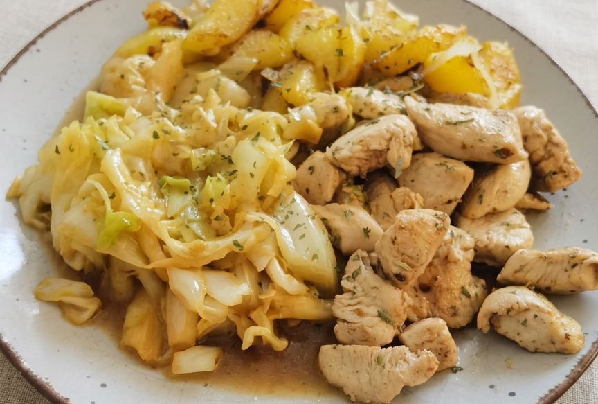 Ten czosnkowy sos pasuje do kurczaka idealnie. Obiad bez długiego stania w kuchni