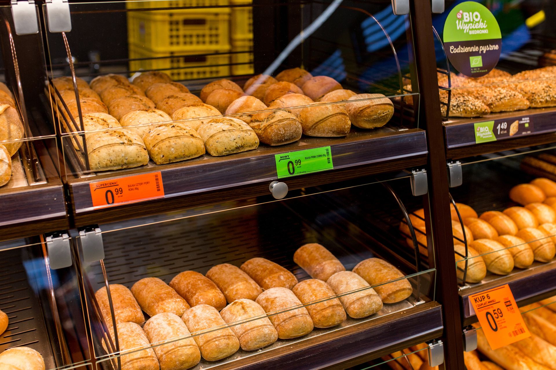 Poskarżył się, iż klienci Biedronki macają pieczywo. Urząd zabrał głos