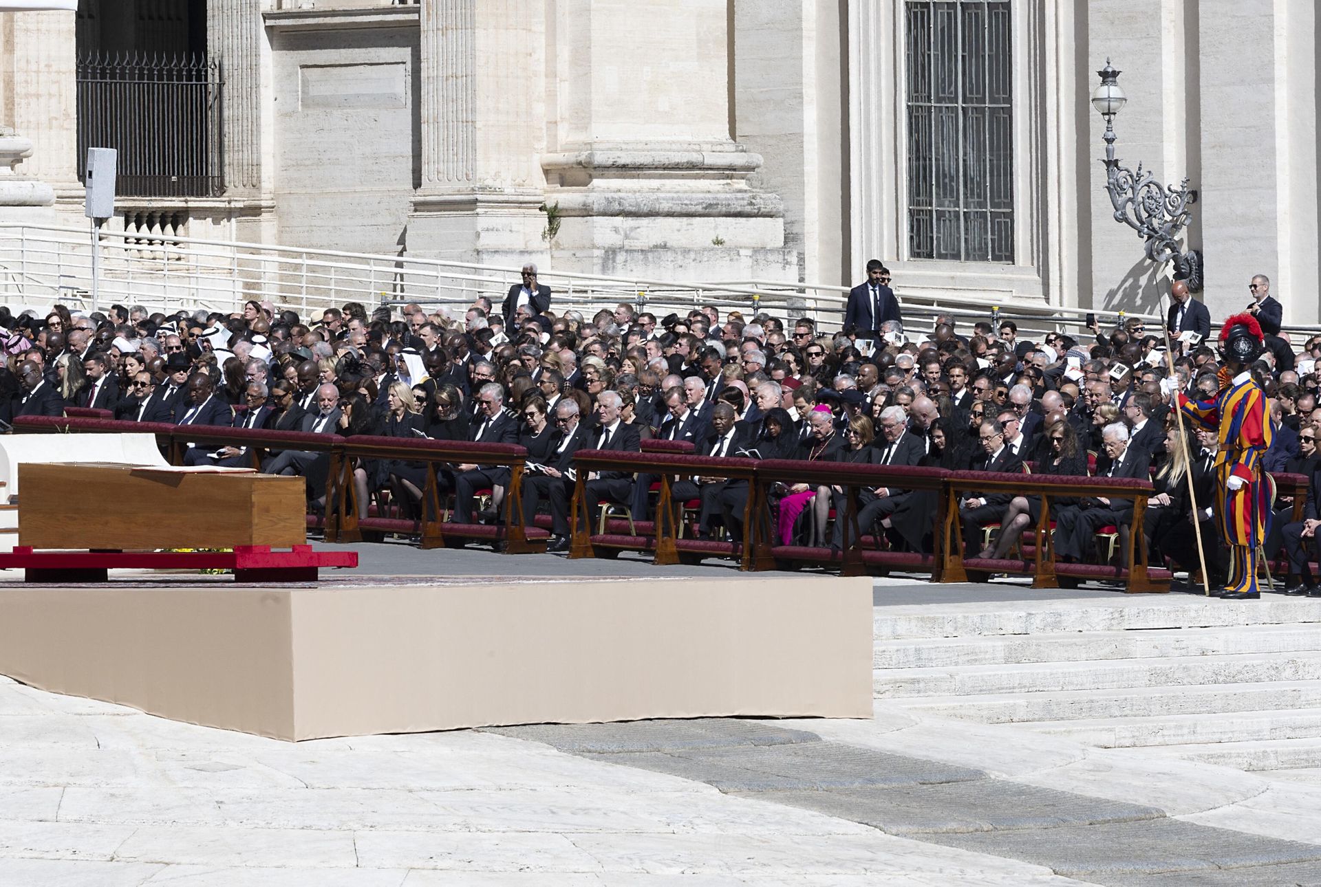 Uroczystości pogrzebowe w Watykanie. Padły słowa po polsku
