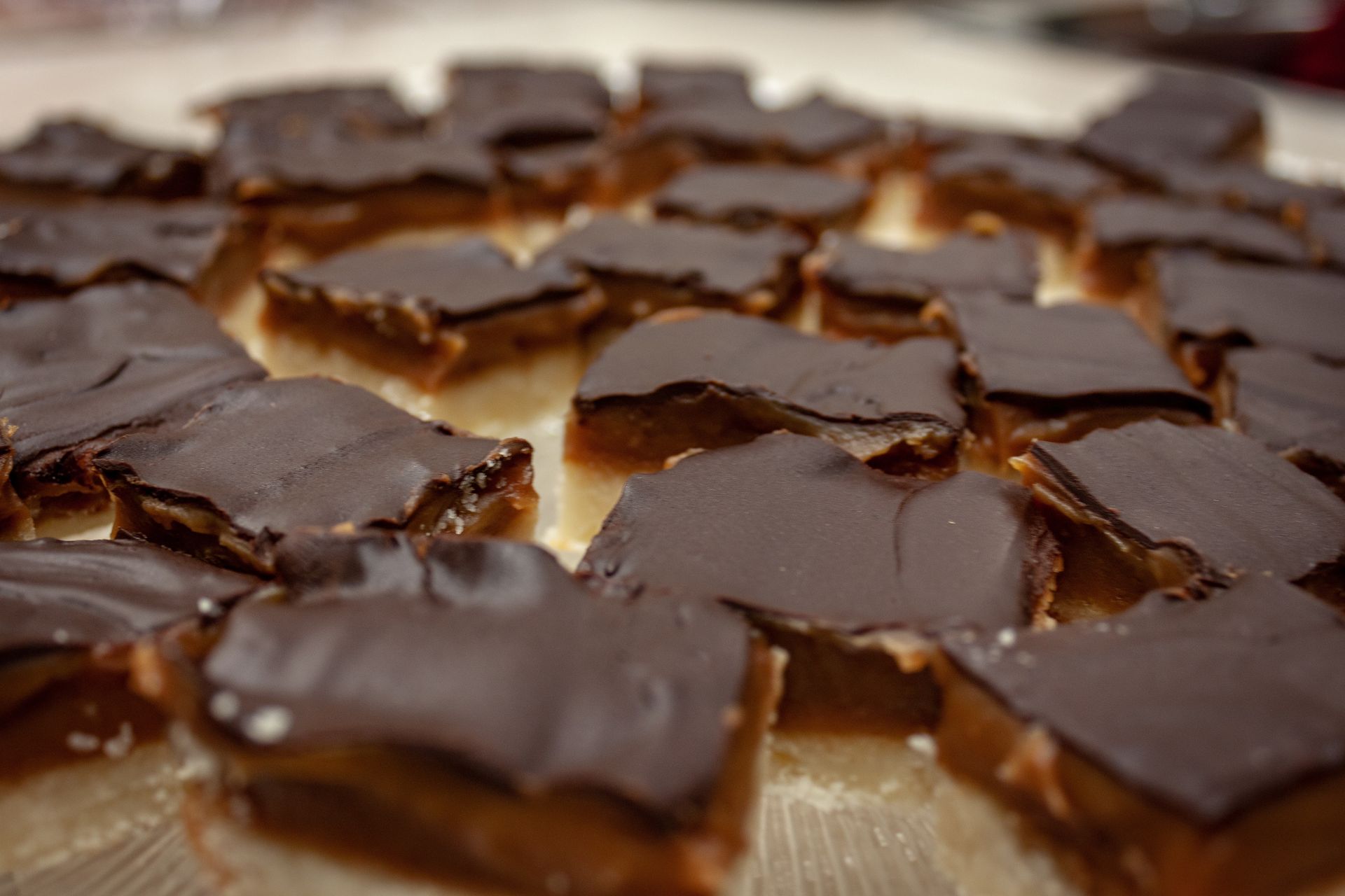 Dwa blaty i obłędny krem. To szybkie ciasto zrobisz z tanich składników