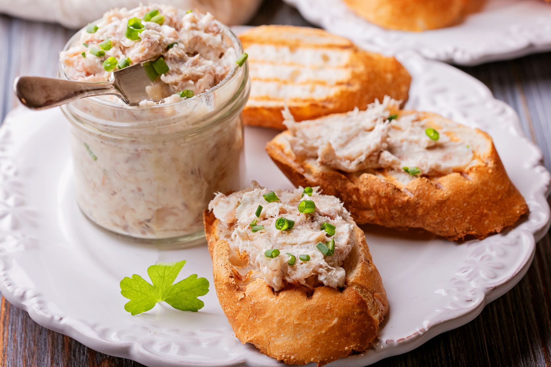 Nasz babcie robiły ją na początku listopada. Na kromce świeżego pieczywa z ogórkiem kiszonym smakuje jak marzenie