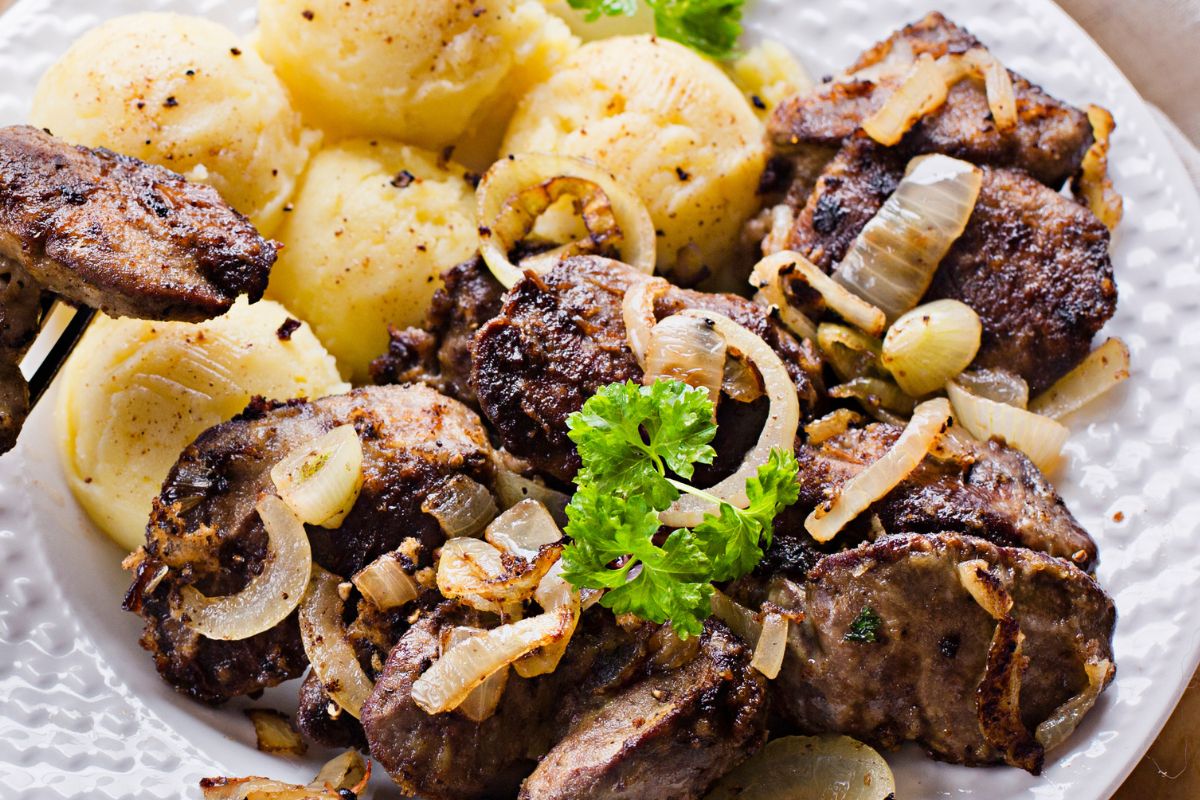 Wątróbkę robię po wenecku. Ma przystępny smak i miękką konsystencję