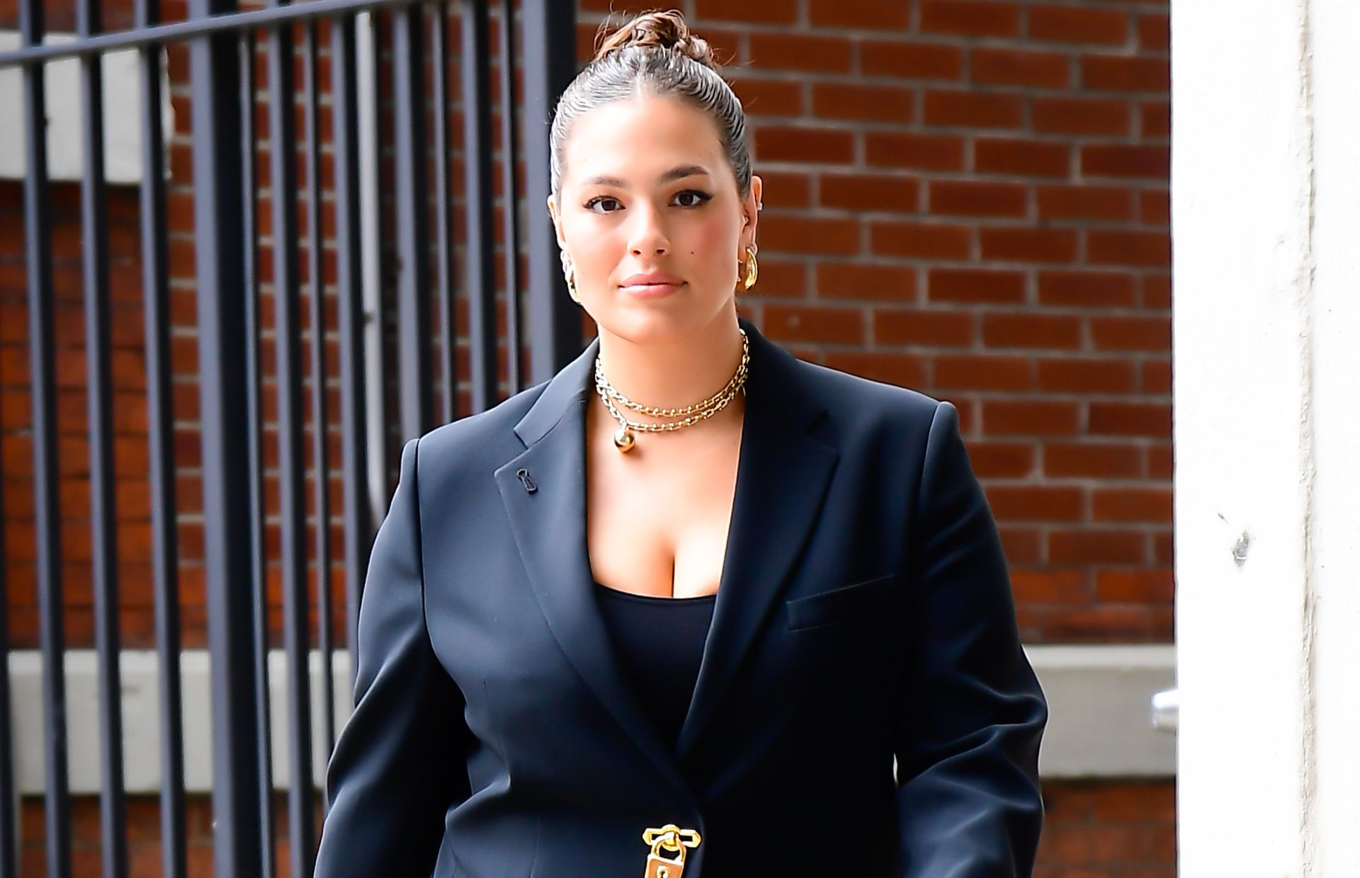 Ciężarna Ashley Graham pozuje nago. 