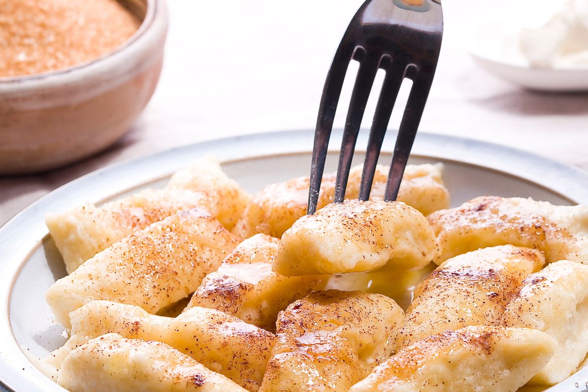 Moja babcia zawsze robiła tak kluski leniwe. Były mięciutkie, delikatne, ale nie rozpadały się