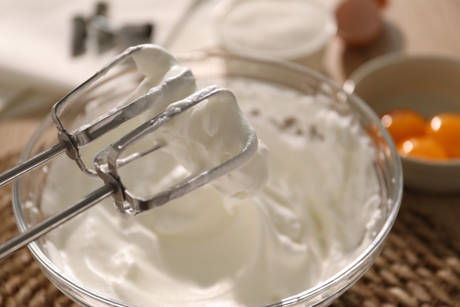 Ubijesz raz-dwa i nie opadnie. To naturalny stabilizator śmietany