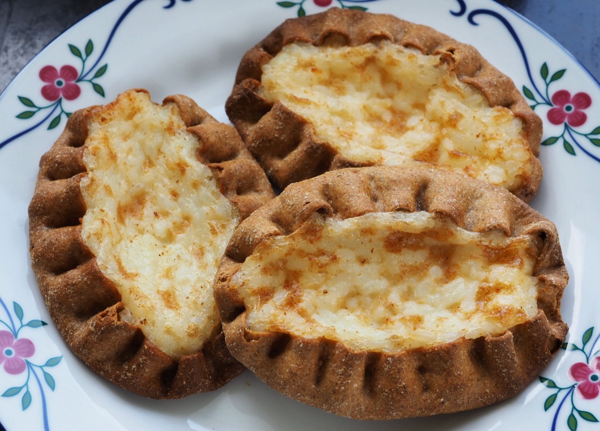 Zamiast ruskich, robię pierogi karelskie. Farsz tak pyszny, iż można wyjadać łyżką