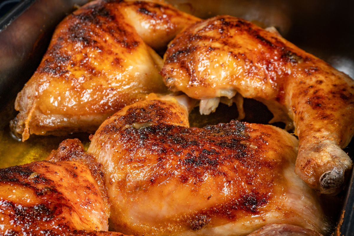 Udka z kurczaka marynuję i piękę w ten sposób. Skórka chrupie tak, iż sąsiad słyszy, a mięsko jest soczyste i delikatne