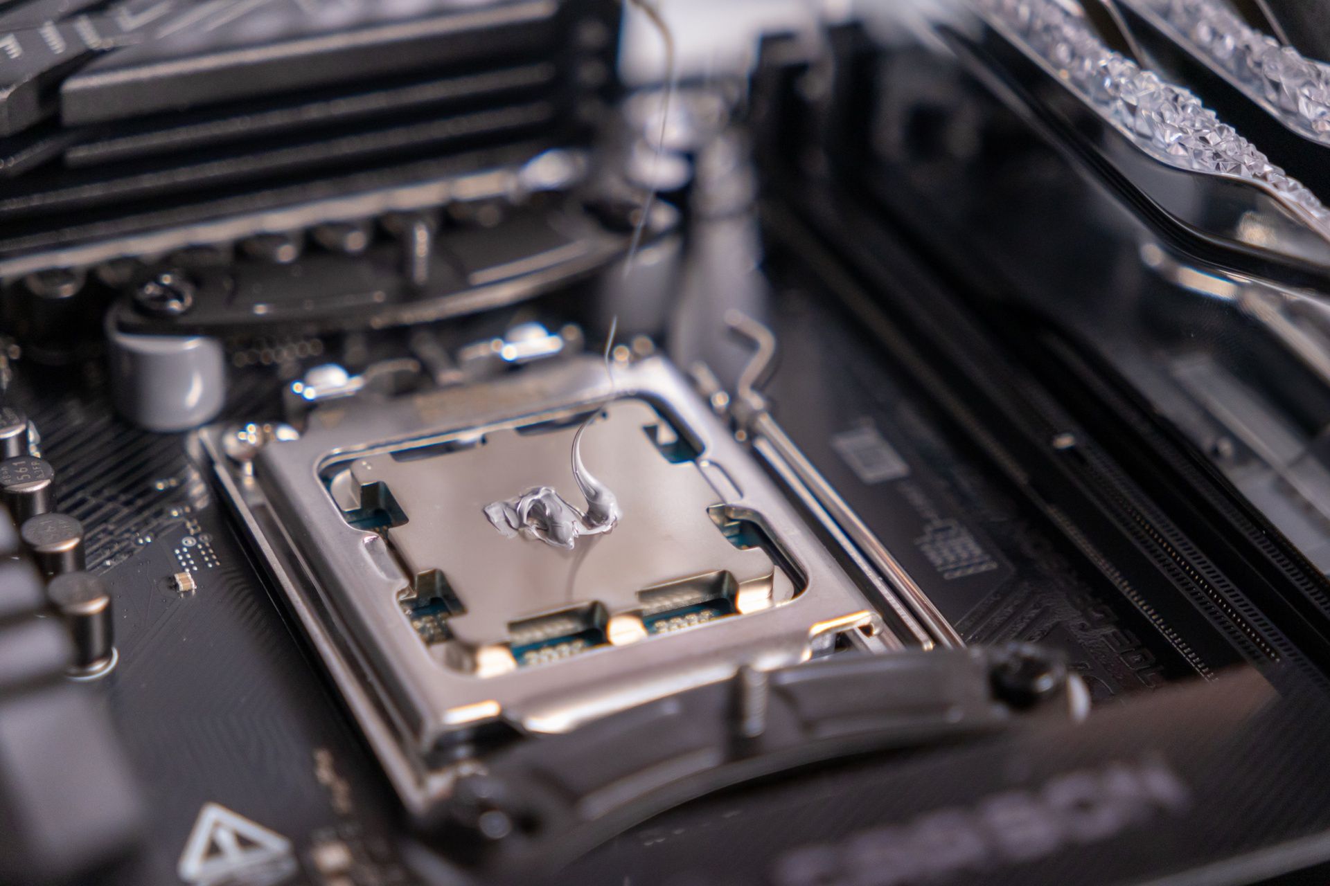 Mały detal, wielka różnica. Dlaczego pasta termoprzewodząca ratuje twój procesor?