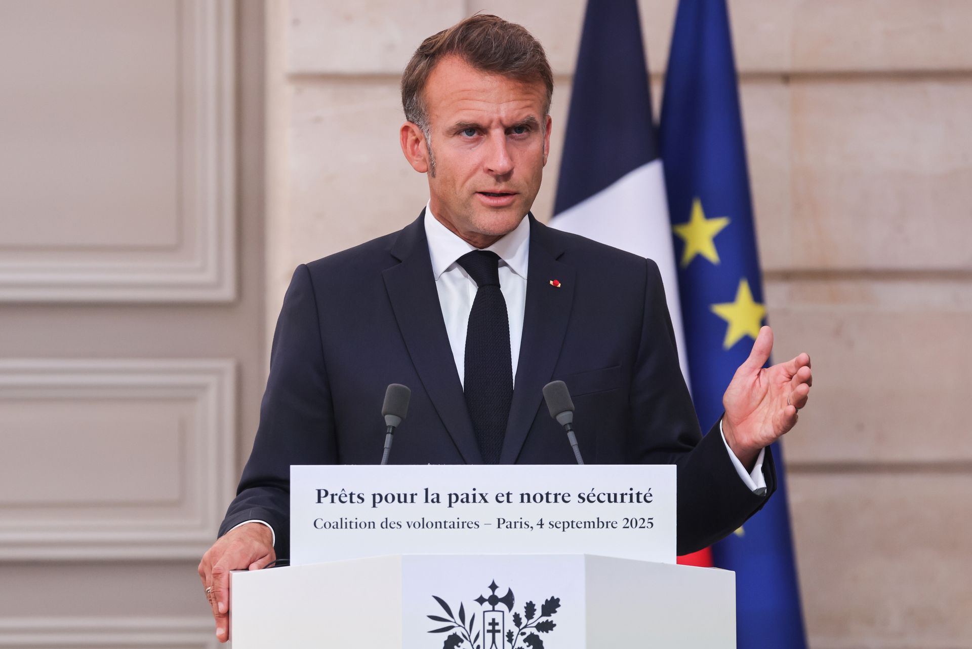 "Rosja zamyka się w logice wojny i terroru". Macron reaguje po ataku