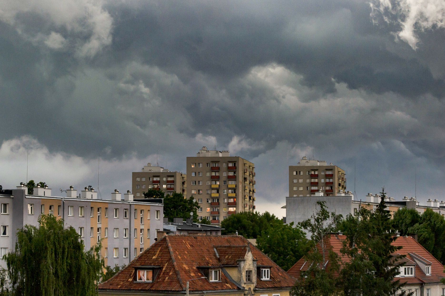 Niż genueński, burze i ryzyko powodzi. POLRAD ostrzega przed zagrożeniami