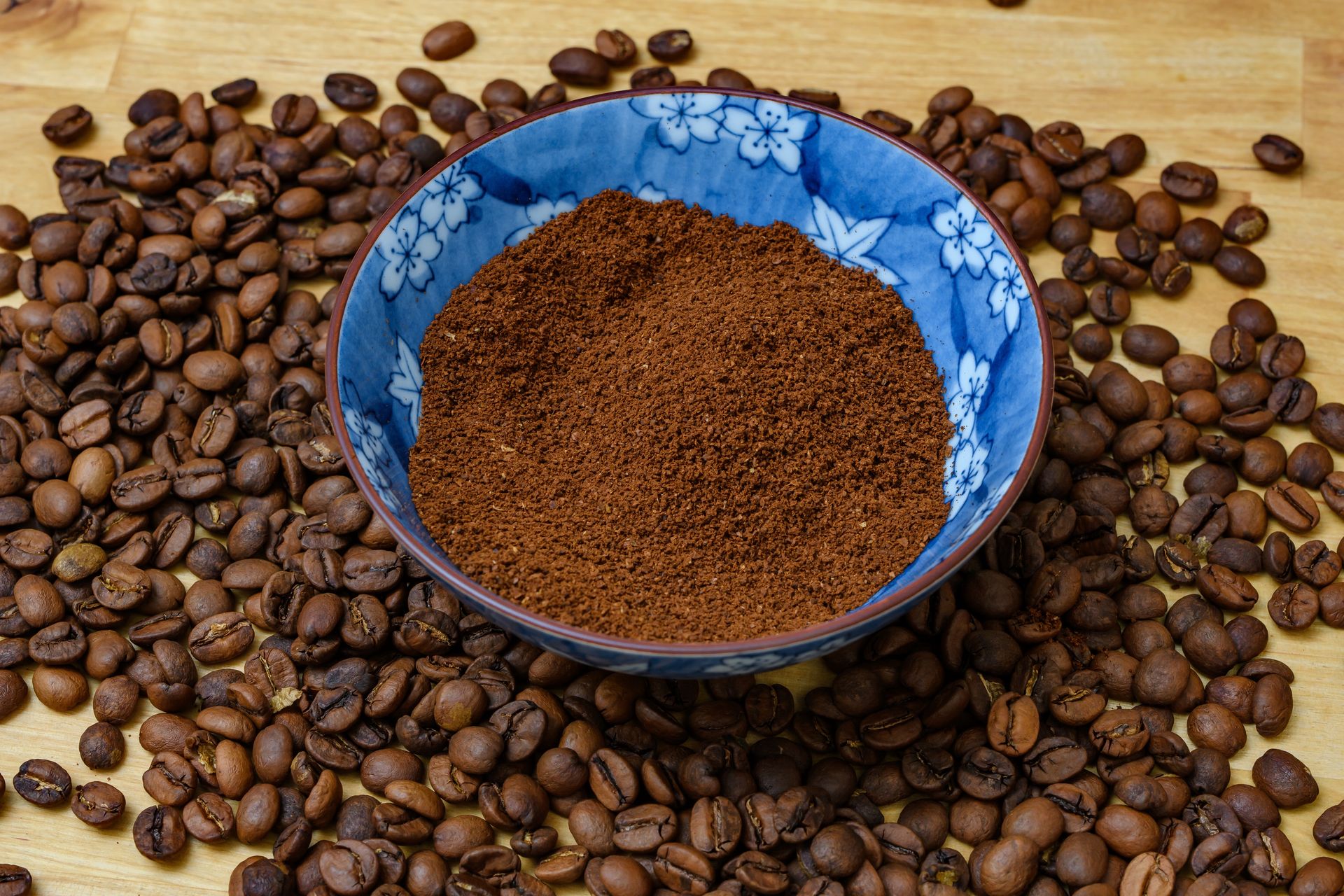 Wystarczy tylko kilka kostek. Tak uratujesz zwietrzałą kawę i będzie pachnieć jak świeża