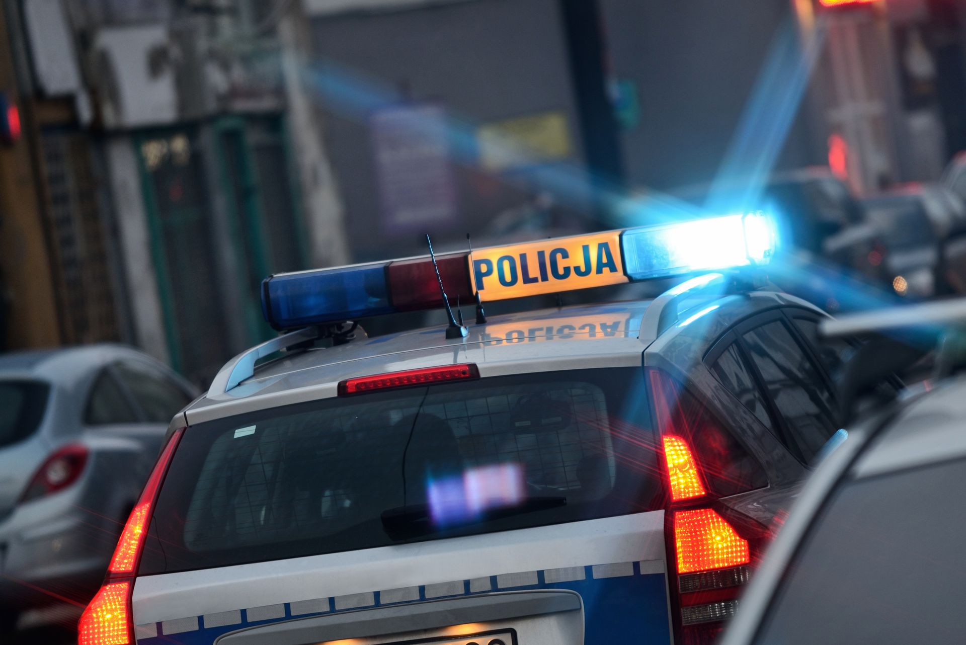 Ciało na balkonie, w lokalu kolejne trzy. Mamy komentarz śledczych