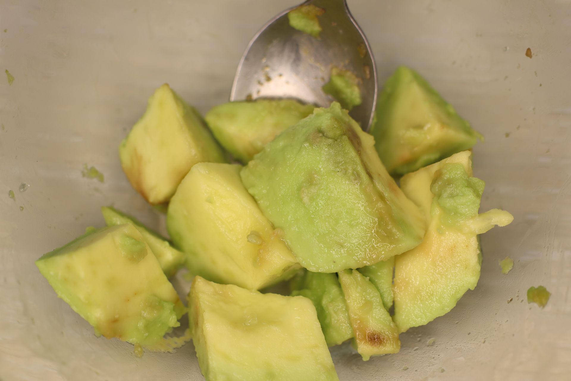 Awokado jest twarde jak kamień? Z tym trikiem zmięknie w kwadrans